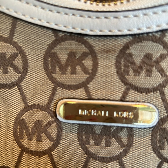 Michael Kors Pocket Book - Picture 5 of 16